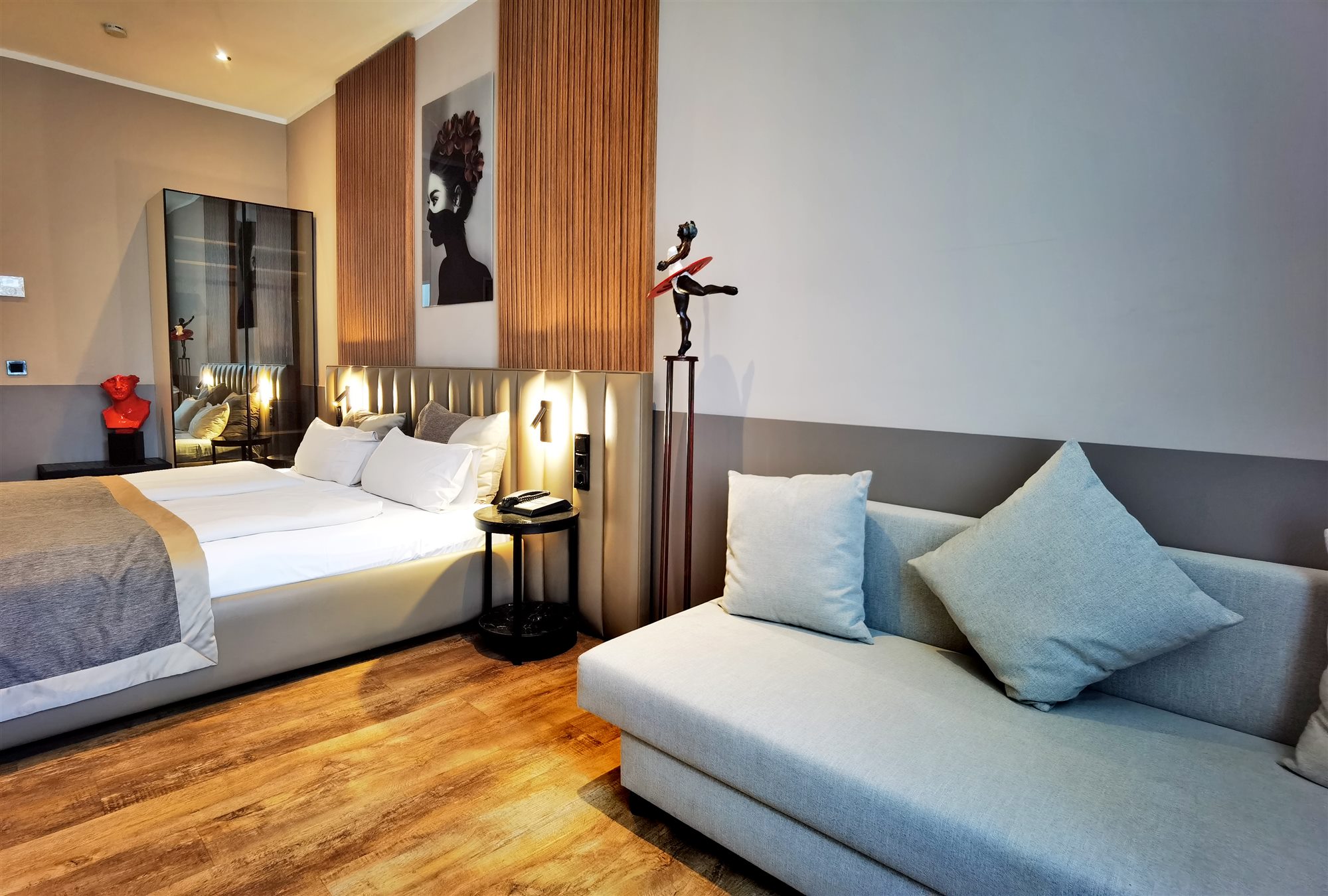Comfort room with seating area